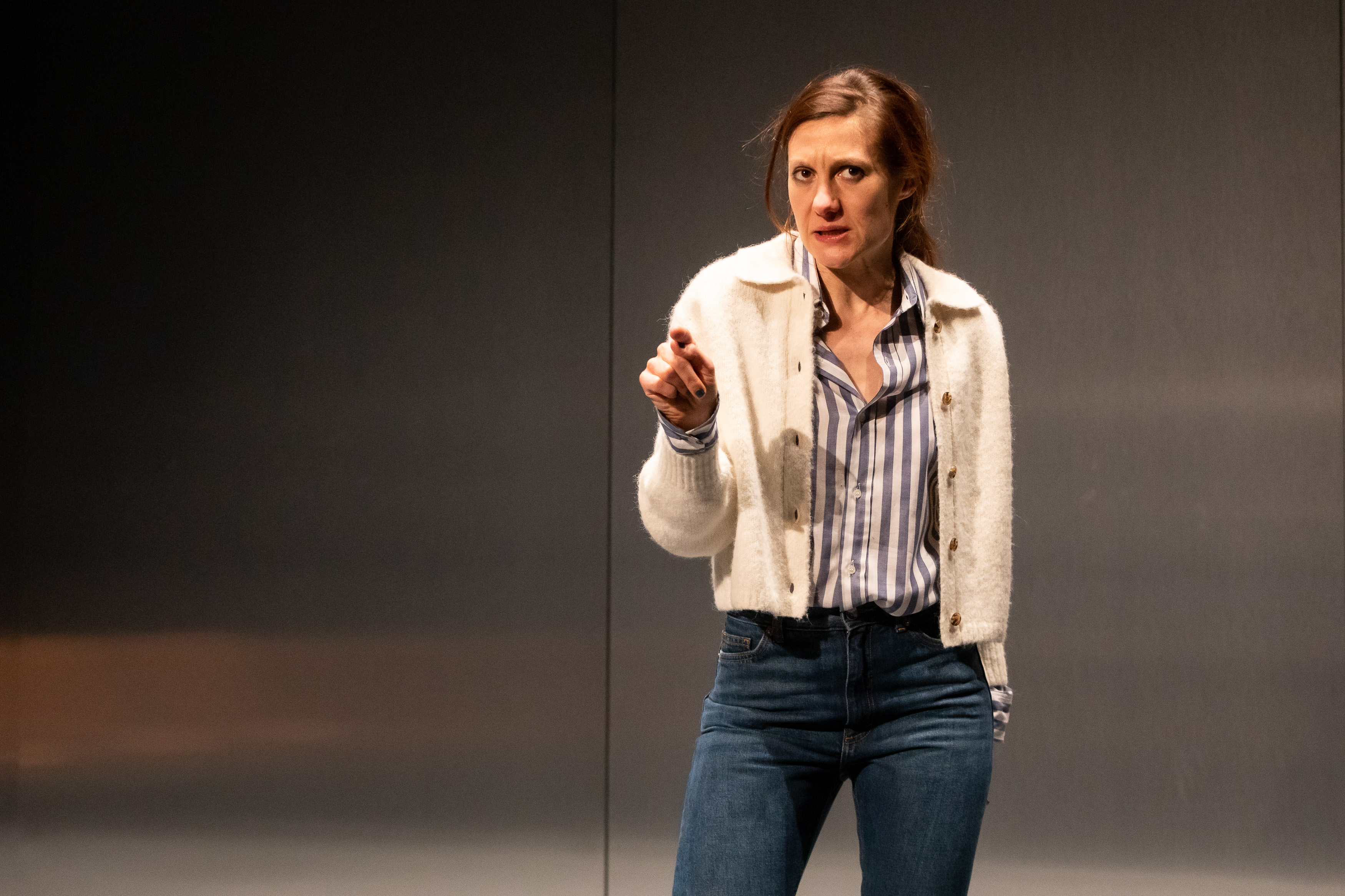 Seule en scène, Bénédicte Cerutti, en veste et jean, s’adresse à nous avec tout l’intensité de son personnage.